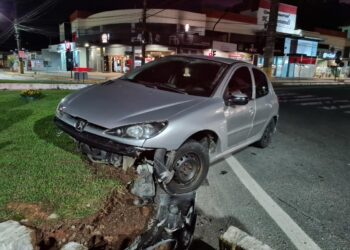 Motorista se perde e bate carro contra canteiro em Jaraguá do Sul