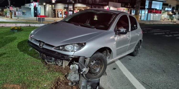 Motorista se perde e bate carro contra canteiro em Jaraguá do Sul