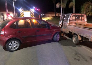 Passageira fica ferida após colisão entre carros em Schroeder