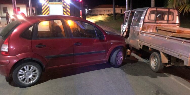 Passageira fica ferida após colisão entre carros em Schroeder