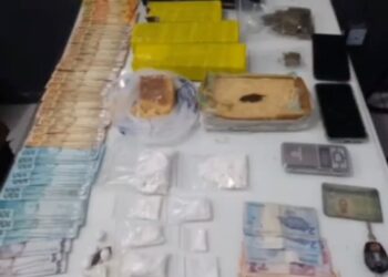 Abordagem em veículo em Jaraguá do Sul resulta na apreensão de 3,5 kg de drogas