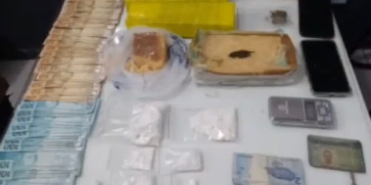 Abordagem em veículo em Jaraguá do Sul resulta na apreensão de 3,5 kg de drogas