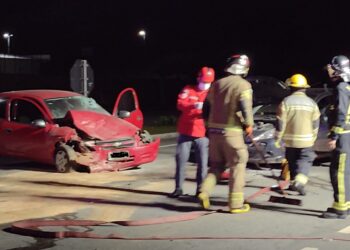 Dois carros batem de frente na BR-280, em Jaraguá do Sul