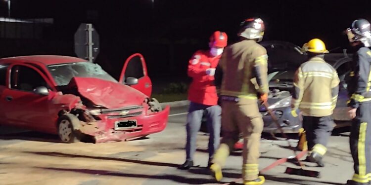 Dois carros batem de frente na BR-280, em Jaraguá do Sul