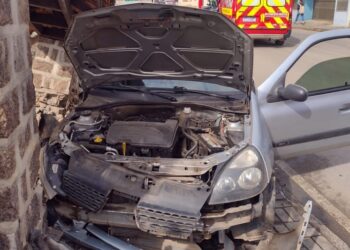 Motorista sofre mal súbito e colide contra muro de residência, em Schroeder