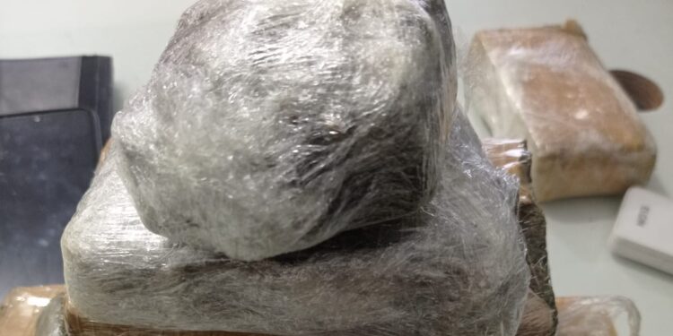 Motorista de aplicativo encontra mochila recheada de maconha em Jaraguá