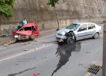 [Fotos] Grave acidente envolvendo dois carros é registrado em Jaraguá do Sul