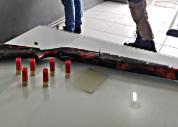 Após desacordo, homem é preso com espingarda em Jaraguá