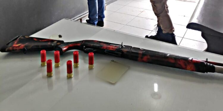 Após desacordo, homem é preso com espingarda em Jaraguá