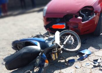 Colisão entre carro e moto deixa homem ferido em Schroeder