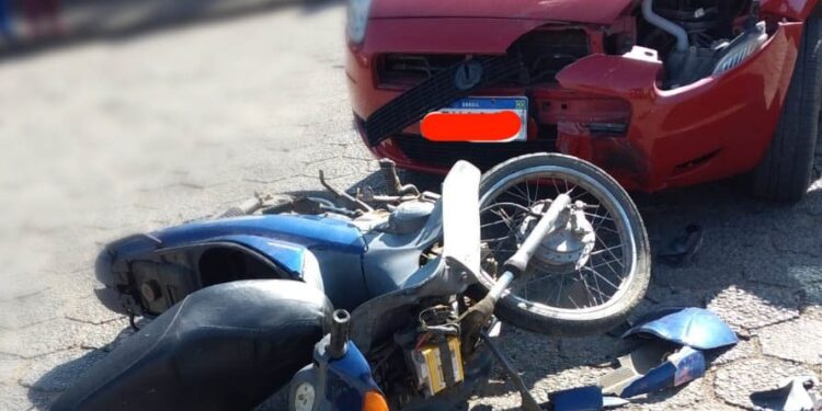 Colisão entre carro e moto deixa homem ferido em Schroeder