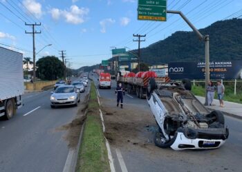 [Fotos] Motorista perde controle da direção e carro capota em Jaraguá do Sul