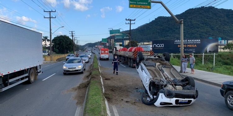 [Fotos] Motorista perde controle da direção e carro capota em Jaraguá do Sul