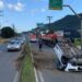 [Fotos] Motorista perde controle da direção e carro capota em Jaraguá do Sul