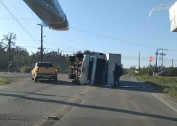 Caminhão tomba na SC-108, em Guaramirim