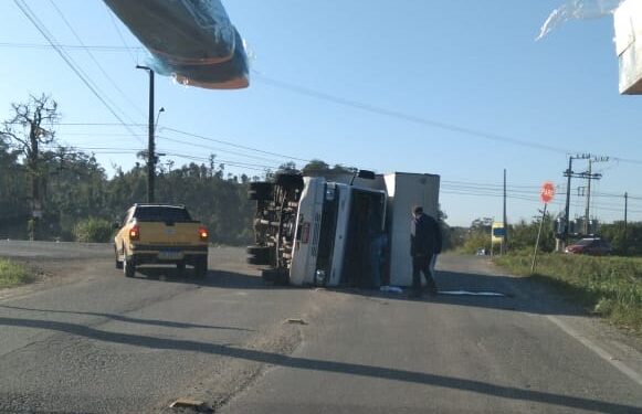 Caminhão tomba na SC-108, em Guaramirim