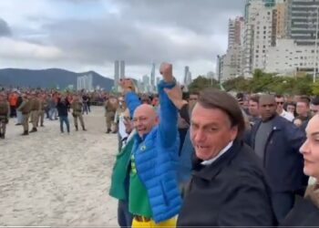 Bolsonaro evita dar a mão a pré-candidato ao senado pelo PL: “Fica pra trás”