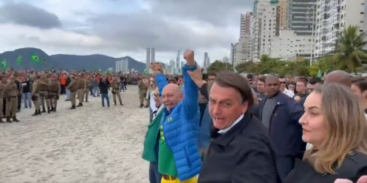 Bolsonaro evita dar a mão a pré-candidato ao senado pelo PL: “Fica pra trás”