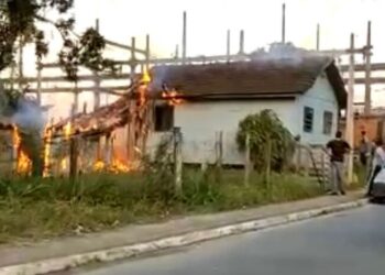 Casa é parcialmente destruída após incêndio em Guaramirim 