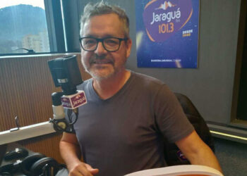 Valério Gorges recebe homenagem de vereadores pelos 40 anos de Rádio Jaraguá