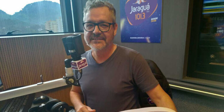 Valério Gorges recebe homenagem de vereadores pelos 40 anos de Rádio Jaraguá