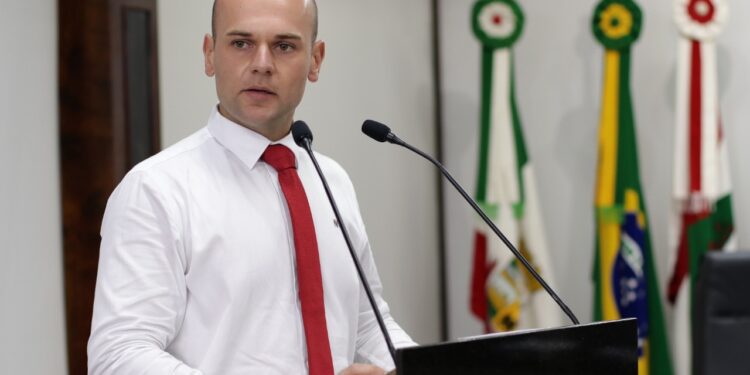 Vereador jaraguaense sugere programa municipal de combate à obesidade