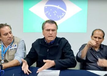 Presidente afirma que segue confiando em ex-ministro investigado