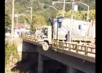 [Vídeo] Caminhão fica pendurado em ponte após acidente em Corupá