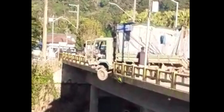 [Vídeo] Caminhão fica pendurado em ponte após acidente em Corupá