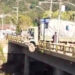 [Vídeo] Caminhão fica pendurado em ponte após acidente em Corupá