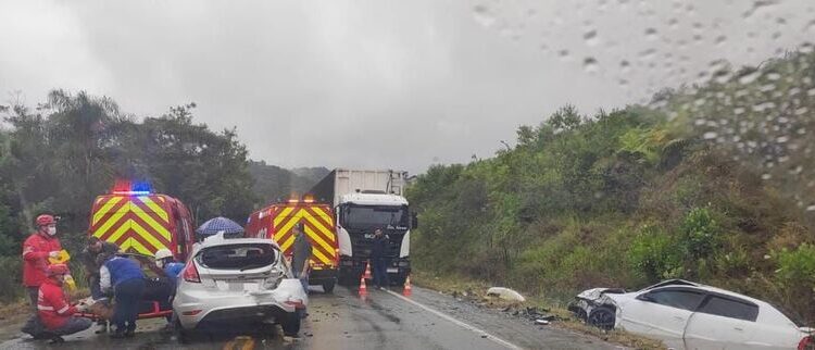 [Fotos] Engavetamento deixa quatro pessoas feridas na SC-108, em Massaranduba