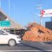 Carga de madeira se desprende de caminhão em viaduto de Guaramirim