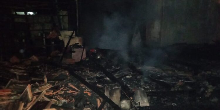 Morador coloca fogo em residência com a esposa e cinco crianças dentro em São João do Itaperiú