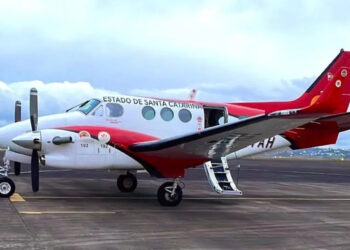 Governador é acusado de voar com avião Arcanjo enquanto criança precisava ser transferida