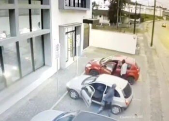 [Vídeo] Dupla rouba carro em Joinville