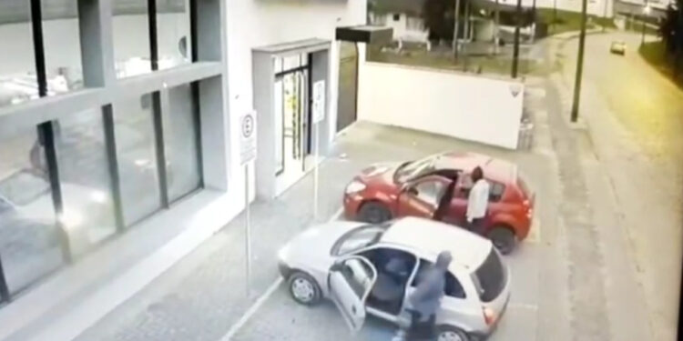 [Vídeo] Dupla rouba carro em Joinville