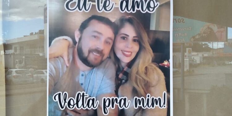 Homem distribui cartazes se declarando para a ex em Jaraguá do Sul