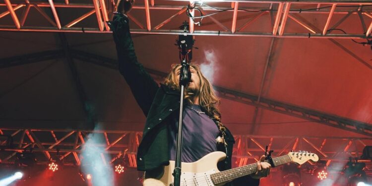 Milhares de pessoas devem acompanhar o show de Vitor Kley em Jaraguá do Sul