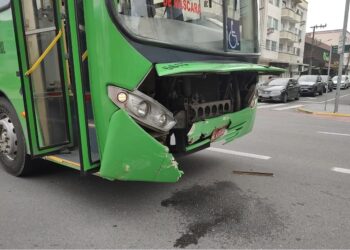 Ônibus e carro colidem no Centro de Jaraguá do Sul