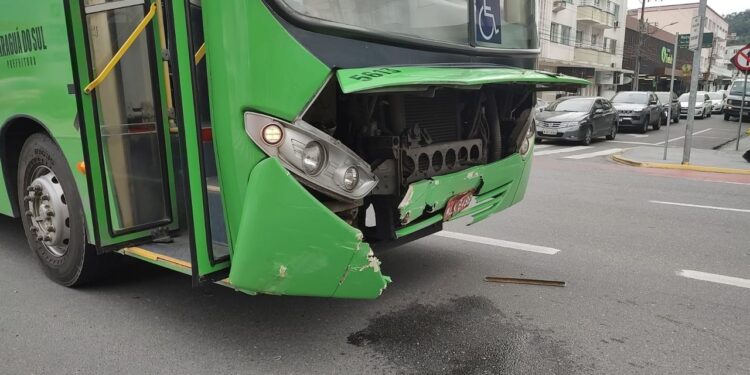 Ônibus e carro colidem no Centro de Jaraguá do Sul