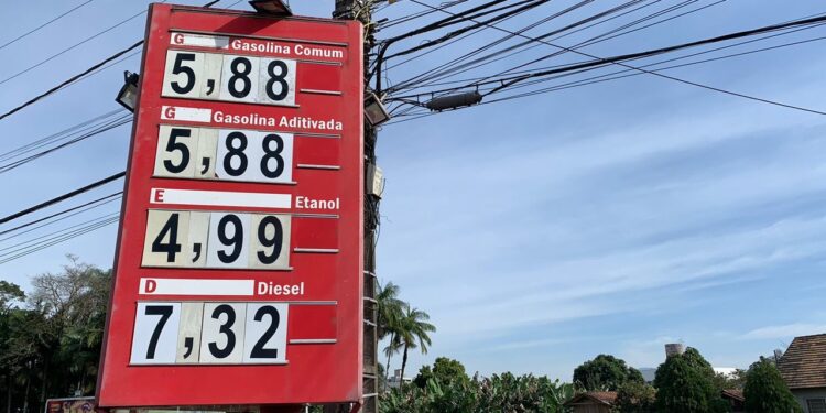 Reajuste do ICMS reduz preços dos combustíveis nos postos da região