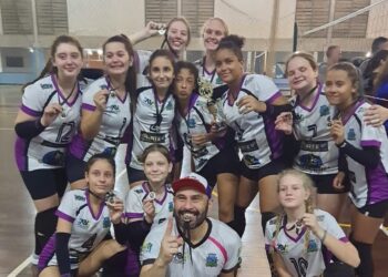 Time feminino de vôlei de Guaramirim vence torneio em Joinville