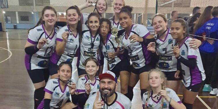 Time feminino de vôlei de Guaramirim vence torneio em Joinville