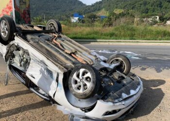 [Fotos] Carro capota após colisão em Guaramirim