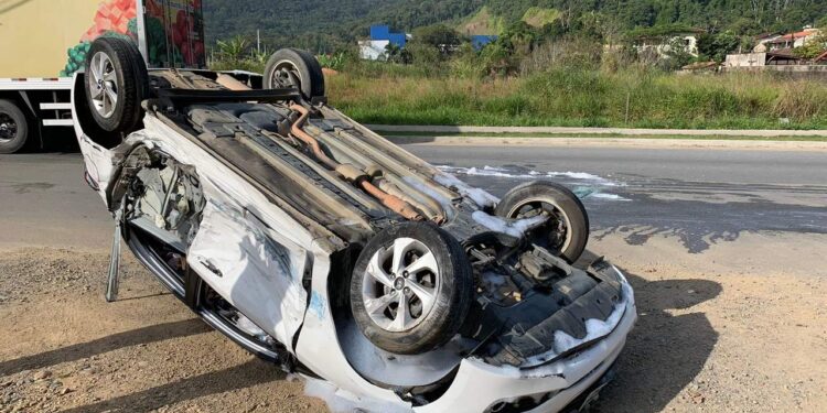 [Fotos] Carro capota após colisão em Guaramirim