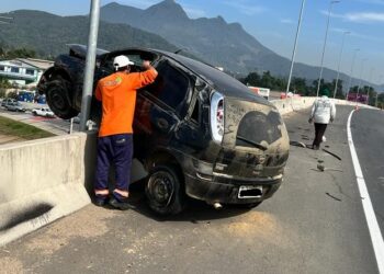 Motorista bate em mureta e carro fica pendurado no viaduto, em Guaramirim
