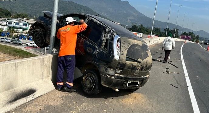 Motorista bate em mureta e carro fica pendurado no viaduto, em Guaramirim