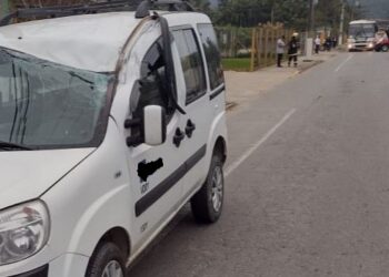 Caminhão bate em poste e carro é atingido em Schroeder