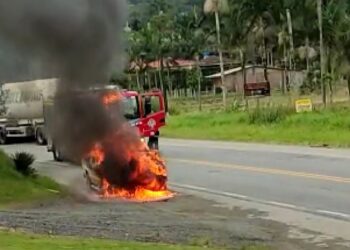 [Vídeo] Carro pega fogo em Guaramirim