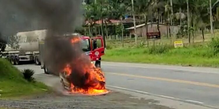 [Vídeo] Carro pega fogo em Guaramirim
